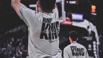 CBA直播-【现场】布克48分再平纪录 马刺主场球迷也被圈粉